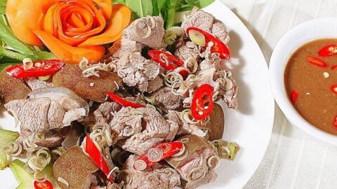 Thịt cừu chứa hàm lượng protein cao với nhiều loại vitamin và khoáng chất tốt cho sức khỏe. Ở nhiều quốc gia trên thế giới thịt cừu được coi là món ăn mang lại sự may mắn và sung túc cho người thưởng thức. Các món ăn chế biến từ thịt cừu rất đa dạng và luôn có sự hấp dẫn đặc biệt với mọi người.