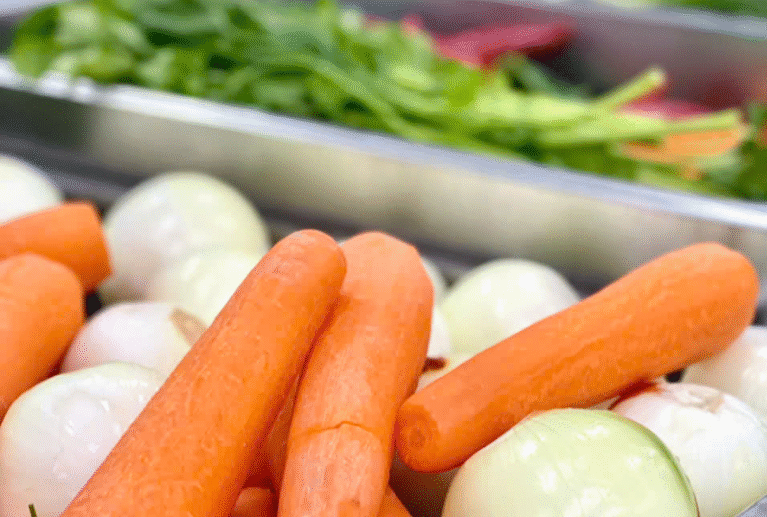 Với hệ thống nguyên liệu tự chủ và đối tác nông trại tin cậy, Space cung ứng thực phẩm tươi sống, an toàn và minh bạch nguồn gốc. Dịch vụ phù hợp cho doanh nghiệp, bếp ăn tập thể, canteen, đảm bảo tiêu chuẩn ISO – HACCP – VSATTP trong từng sản phẩm.