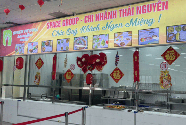 Space cung cấp dịch vụ canteen trọn gói cho nhà máy, khu công nghiệp và văn phòng. Từ thiết kế thực đơn, vận hành bếp tại chỗ đến phục vụ, chúng tôi mang lại không gian ăn uống tiện nghi, sạch sẽ, chuẩn phong cách Nhật – nâng cao trải nghiệm cho người lao động.