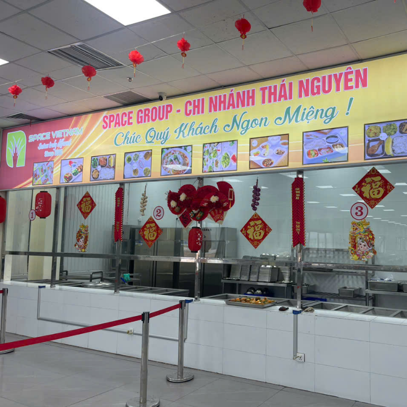 Space cung cấp dịch vụ canteen trọn gói cho nhà máy, khu công nghiệp và văn phòng. Từ thiết kế thực đơn, vận hành bếp tại chỗ đến phục vụ, chúng tôi mang lại không gian ăn uống tiện nghi, sạch sẽ, chuẩn phong cách Nhật – nâng cao trải nghiệm cho người lao động.