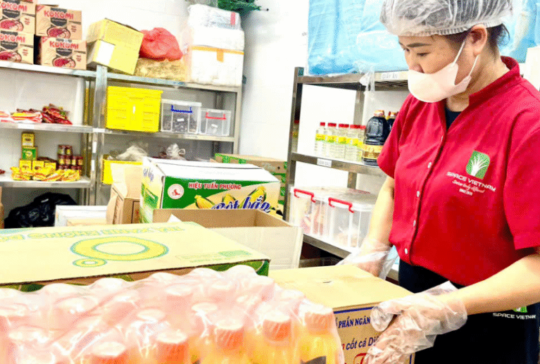 Dịch vụ đóng gói suất ăn & sản phẩm thực phẩm của Space tuân thủ tiêu chuẩn quốc tế, an toàn và tiện lợi cho vận chuyển. Ứng dụng quy trình kiểm soát VSATTP nghiêm ngặt, chúng tôi mang đến giải pháp đóng gói hiện đại, phù hợp cho các doanh nghiệp sản xuất và khu công nghiệp.