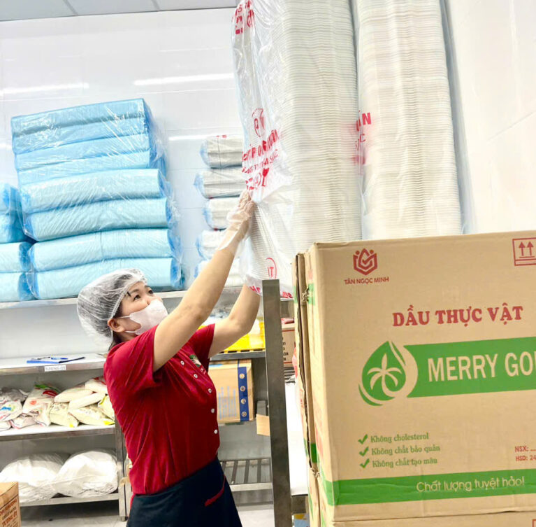 Dịch vụ đóng gói suất ăn & sản phẩm thực phẩm của Space tuân thủ tiêu chuẩn quốc tế, an toàn và tiện lợi cho vận chuyển. Ứng dụng quy trình kiểm soát VSATTP nghiêm ngặt, chúng tôi mang đến giải pháp đóng gói hiện đại, phù hợp cho các doanh nghiệp sản xuất và khu công nghiệp.