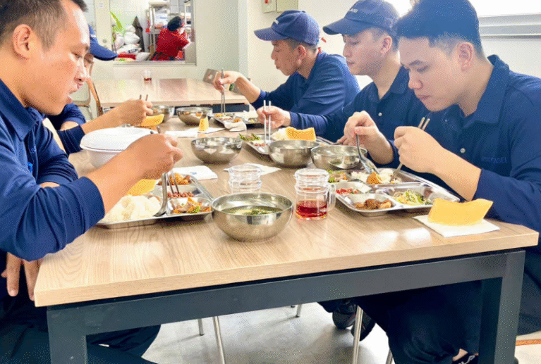 Dịch vụ suất ăn công nhân của Space đảm bảo an toàn – dinh dưỡng – ổn định với hơn 200+ món luân phiên. Nguyên liệu được tự cung ứng, kiểm soát VSATTP chặt chẽ, giúp công nhân ăn ngon, đủ năng lượng và doanh nghiệp yên tâm về chất lượng bữa ăn giữa ca.