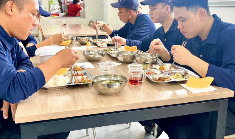 Space’s worker meal service ensures safety, nutrition, and consistency with 200+ rotating dishes. Ingredients are self-supplied and strictly monitored for food safety, helping workers enjoy tasty, energizing meals while businesses can trust the quality of mid-shift dining.