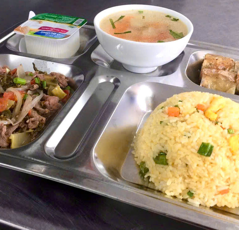 Dịch vụ suất ăn công nhân của Space đảm bảo an toàn – dinh dưỡng – ổn định với hơn 200+ món luân phiên. Nguyên liệu được tự cung ứng, kiểm soát VSATTP chặt chẽ, giúp công nhân ăn ngon, đủ năng lượng và doanh nghiệp yên tâm về chất lượng bữa ăn giữa ca.