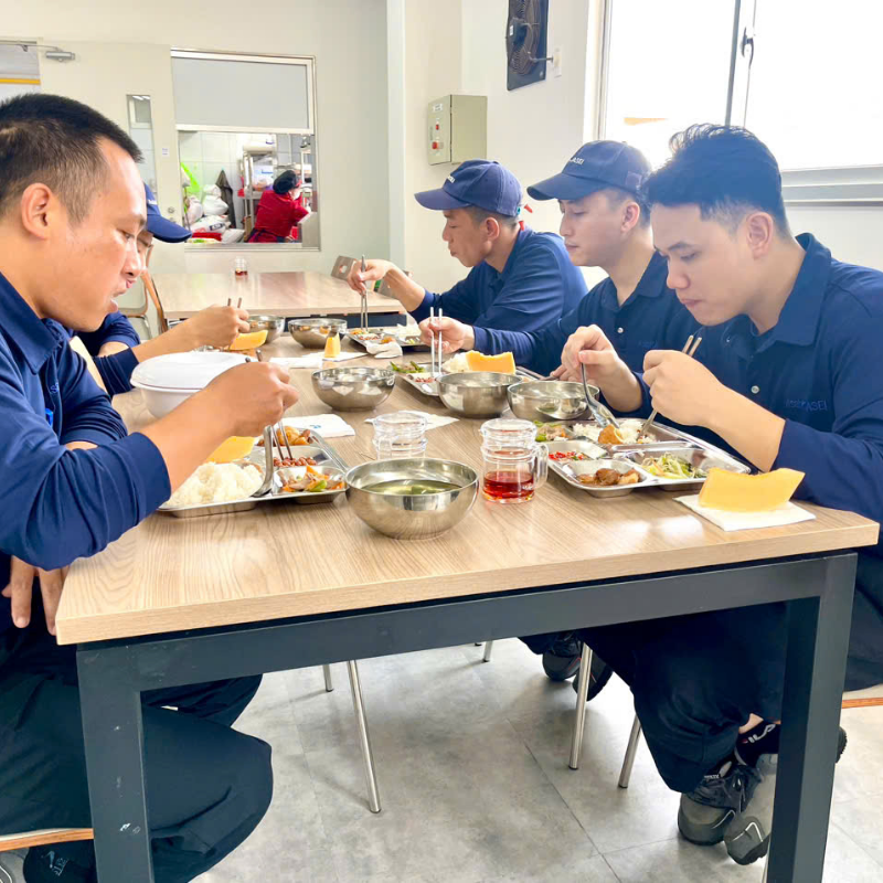 Dịch vụ suất ăn công nhân của Space đảm bảo an toàn – dinh dưỡng – ổn định với hơn 200+ món luân phiên. Nguyên liệu được tự cung ứng, kiểm soát VSATTP chặt chẽ, giúp công nhân ăn ngon, đủ năng lượng và doanh nghiệp yên tâm về chất lượng bữa ăn giữa ca.