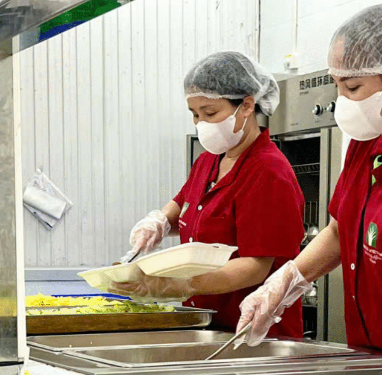 Space cung cấp dịch vụ canteen trọn gói cho nhà máy, khu công nghiệp và văn phòng. Từ thiết kế thực đơn, vận hành bếp tại chỗ đến phục vụ, chúng tôi mang lại không gian ăn uống tiện nghi, sạch sẽ, chuẩn phong cách Nhật – nâng cao trải nghiệm cho người lao động.